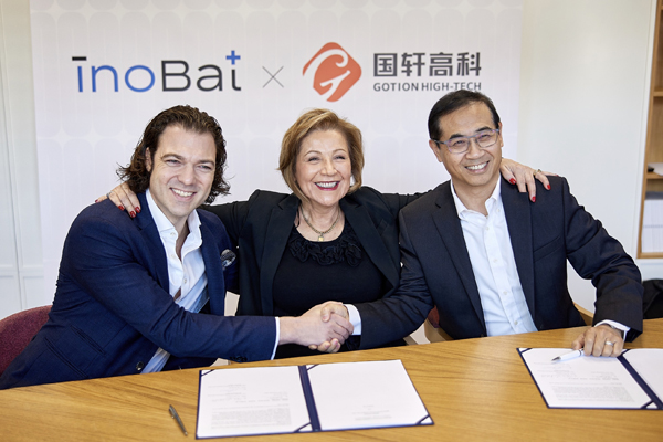 InoBat公司创始人兼首席执行官Marian Bocek（左）与国轩高科工研总院院长、高级副总裁蔡毅（右）代表双方签约，InoBat董事会成员兼首席发展官Tara Lindstedt（中）见证
